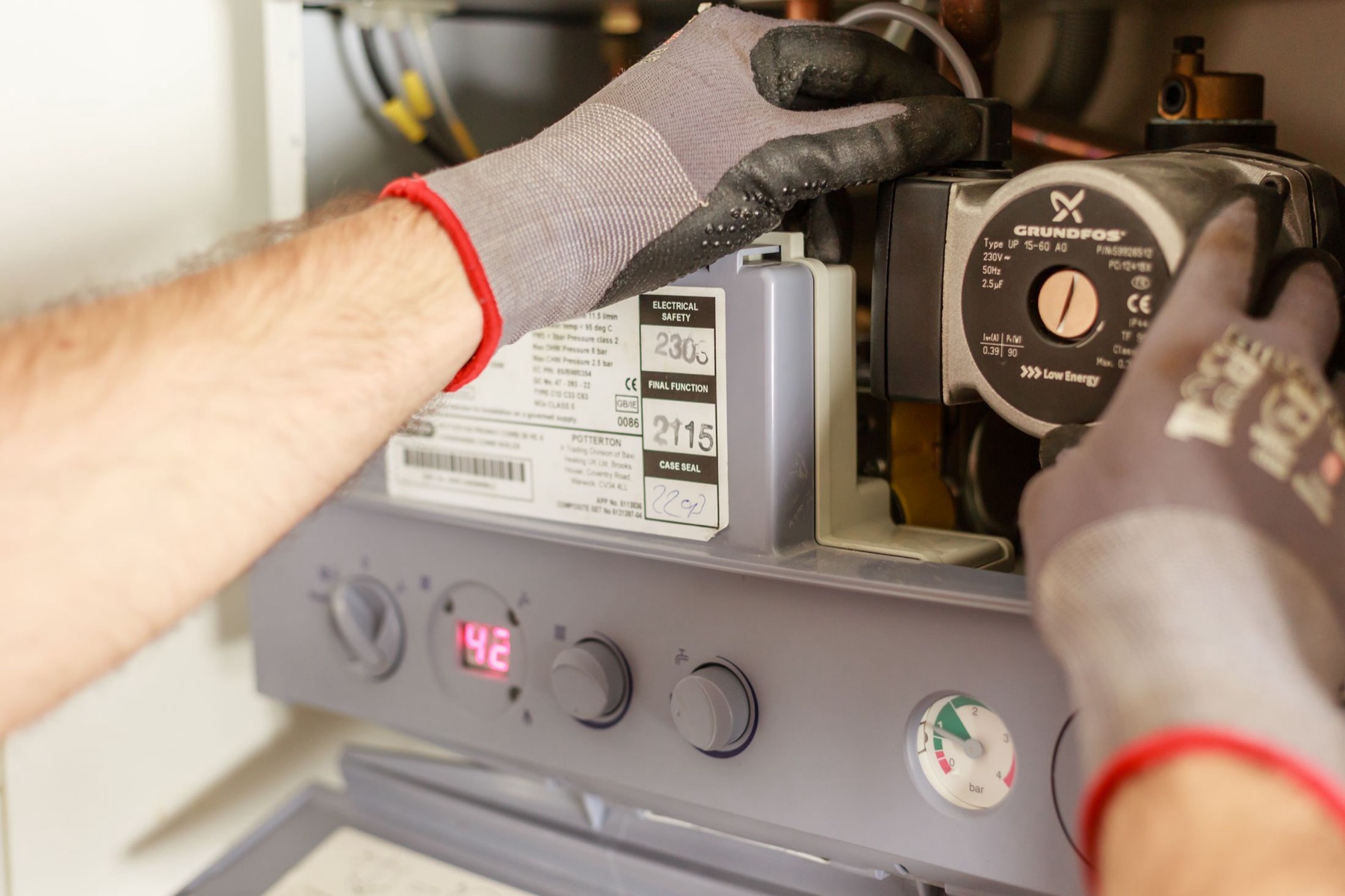 Handwerkliche Arbeit an einer Heizungsanlage